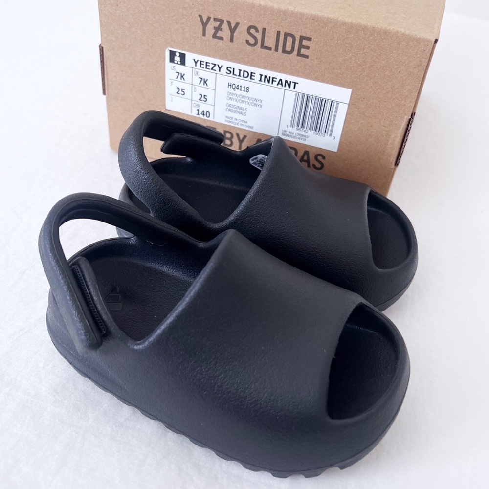 Adidas Yeezy kids slide in Onyx - Picture 2 of 8